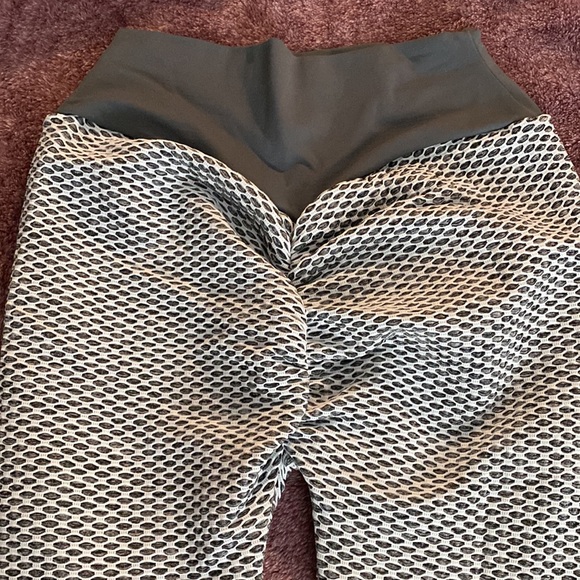Booty Leggings size medium - Picture 3 of 5